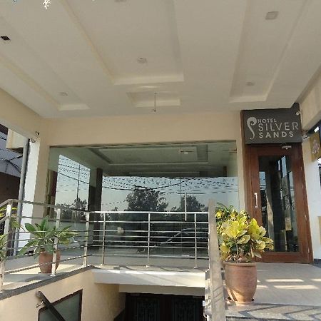 Silver Sands Hotel Chandigarh Bagian luar foto